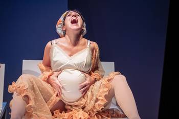 Foto principal del artículo 'Miedo y asco al patriarcado: El terror de parir un niño muerto' · Foto: Alejandro Persichetti, teatro El Galpón