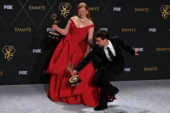 Sarah Snook, ganadora del premio a la mejor actriz y Kieran Culkin, ganador del premio al mejor actor, durante la 75° edición de los premios Emmy, el 15 de enero, en Los Ángeles. · Foto: Robyn Beck, AFP