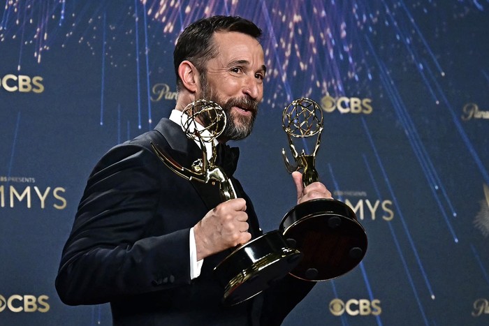 Noah Wyle con el premio a Mejor Actor Principal en una Serie Dramática y Mejor Serie Dramática por "The Pitt", el 14 de setiembre, durante la 77.ª edición de los Premios Emmy, en Los Ángeles. · Foto: Frederic J. Brown, AFP