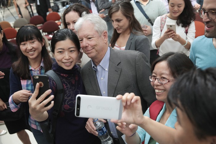 Richard Thaler, luego de enterarse de que había recibido el Premio Sveriges Riksbank de Ciencias 
Económicas 2017, en Chicago. · Foto: Scott Olson, AFP