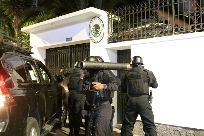 Fuerzas especiales ecuatorianas ingresando a la embajada de México en Quito, Ecuador, para detener al exvicepresidente Jorge Glas. · Foto: Alberto Suárez, API, AFP