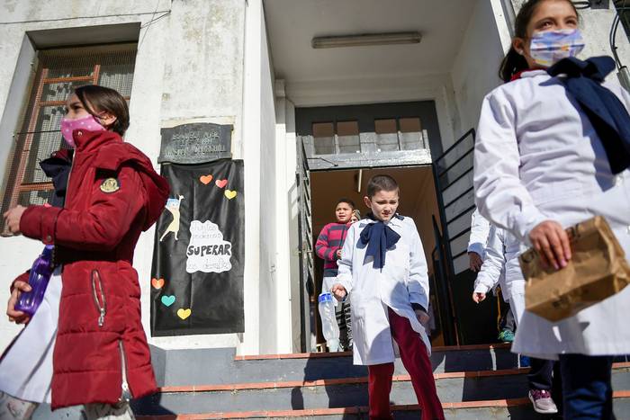 Tercera etapa de retorno de las clases presenciales, tras la declaración de emergencia sanitaria, escuela Japón de Montevideo (archivo, junio de 2020). · Foto: Daniel Rodríguez, adhocFOTOS