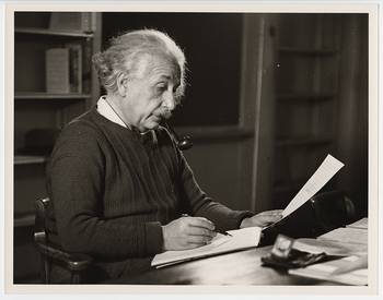 Einstein Albert en su oficina de la Universidad de Princeton, 1942. · Foto: Roman Vishnia