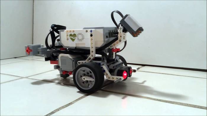 El conectoma de un gusano fue cargado en este robot Lego pra gobernar sus movimientos. Fotograma de OpenWorm.