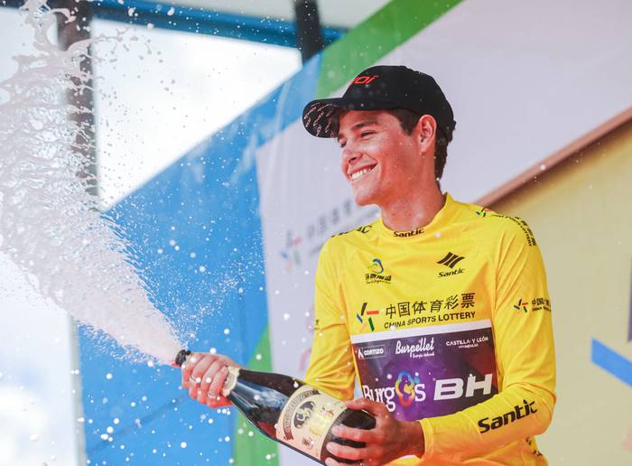 Eric Fagúndez, luego de quedar primero en la clasificación de la etapa 7 del Tour del Lago Qinghai, en China (archivo, julio de 2023). Foto: Prensa Burgos BH