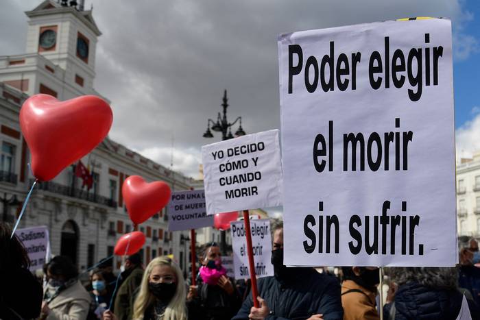 Manifestación en apoyo a la ley que legaliza la eutanasia, el 18 de marzo, en Madrid. · Foto: Javier Soriano, AFP