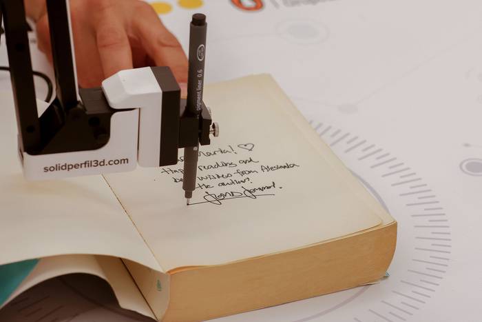 Impresión de una dedicatoria que el escritor Jonas Jonasson firma a distancia una de sus obras. Foto: Quique García, EFE