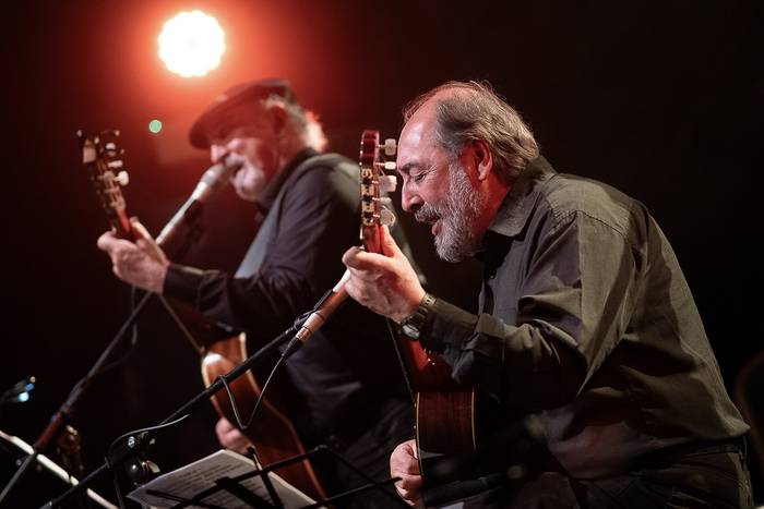 Mario Carrero y Eduardo Larbanois, durante una actuación en la sala Zitarrosa, en Montevideo (archivo, marzo de 2024). · Foto: Pablo Vignali
