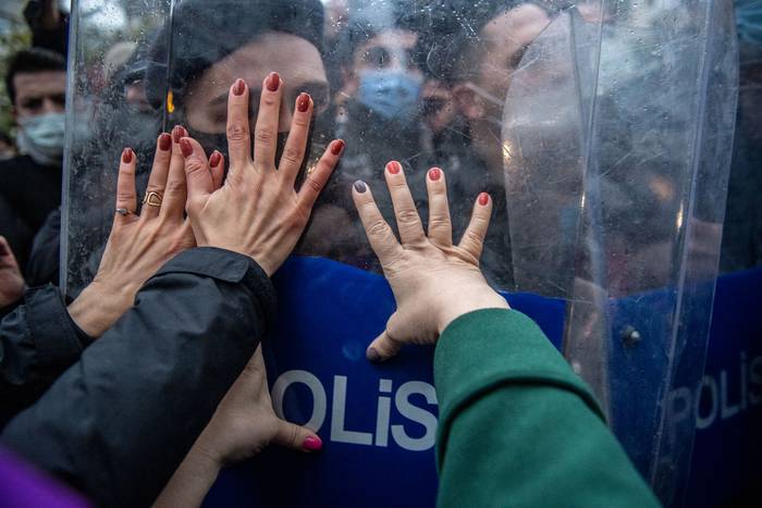 Choque de manifestantes con la policías durante una movilización contra la retirada de Turquía del Convenio de Estambul, el 20 de marzo, en Estambul, Turquía. 
 · Foto: Bulent Kilic, AFP