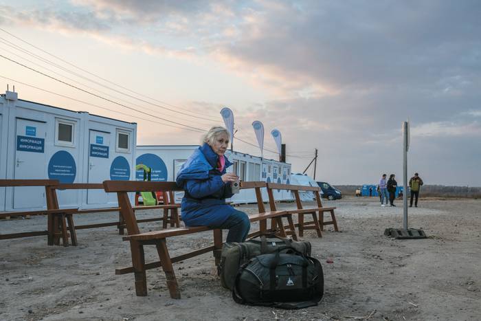 Una mujer en el campo de refugiados de Palanca espera por el autobús que la llevará a Rumania.