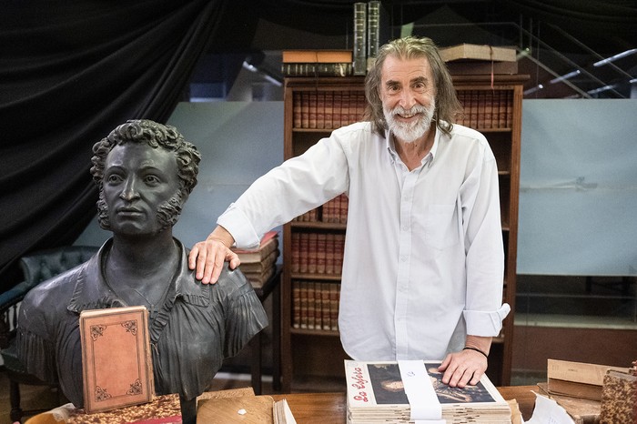 Foto principal del artículo 'El carnaval de Jorge Esmoris: encerrado en la Biblioteca Nacional, en la piel de Francisco Acuña de Figueroa' · Foto: Alessandro Maradei