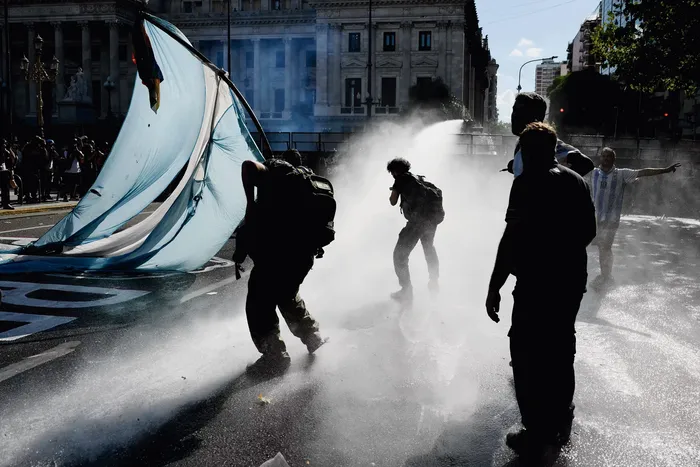 Protesta frente al Congreso, donde se debatía la reforma laboral, en Buenos Aires, el 19 de febrero. · Foto: Luis Robayo, AFP