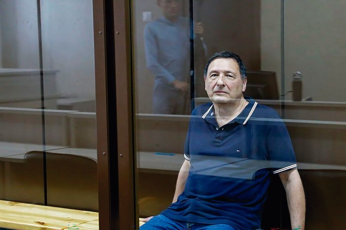 Boris Kagarlitsky durante una audiencia, tras su prisión en una colonia penitenciaria en Moscú. · Foto: Sin datos de autoría, Amnistía Internacional