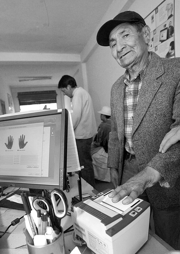 Centro de empadronamiento en La Paz, Bolivia, del nuevo padrón biométrico para las próximas elecciones generales del 6 de diciembre · Foto: EFE, Martín Alipaz