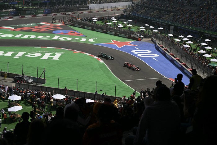 Oliver Bearman, de Ferrari, y Felipe Drugovich, de Aston Martin, el 25 de octubre, durante la primera sesión de práctica del Gran Premio de Fórmula Uno de la Ciudad de México en el autódromo Hermanos Rodríguez. · Foto: Yuri Cortez, AFP