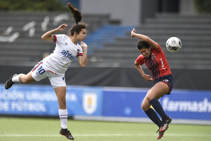 Esperanza Pizarro, de Nacional y Sabrina Aguilera, de Náutico, por la fecha 1 del 26° Campeonato Uruguayo Femenino, el 5 de setiembre, en el Estadio Charrúa. · Foto: Fernando Morán