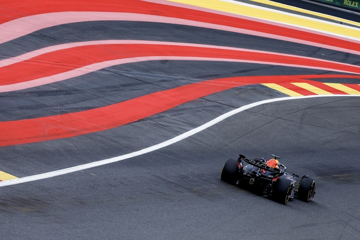 Max Verstappen, de Red Bull Racing, durante una sesión de práctica, antes del Gran Premio de Bélgica, el 26 de julio, en el circuito de Spa-Francorchamps. · Foto: Simon Wohlfahrt, AFP