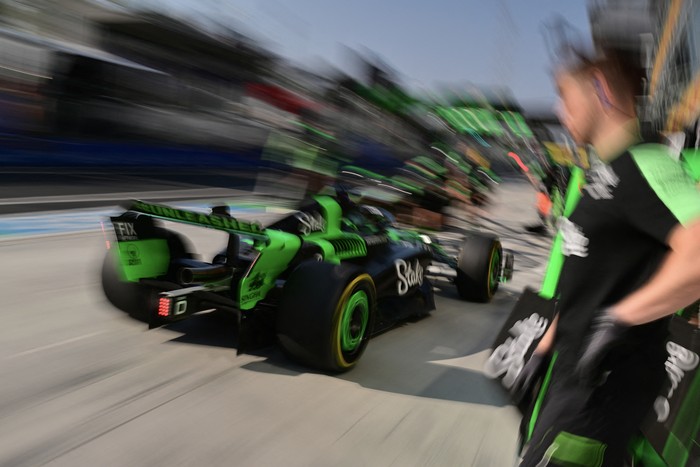 Valtteri Bottas entra a boxes durante la segunda sesión de entrenamientos, el 30 de agosto, antes del Gran Premio de Italia en el Autódromo Nacional de  Monza. · Foto: Andrej Isakovic, AFP