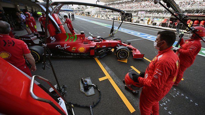 Charles Leclerc, de Ferrari, durante la segunda sesión de práctica en el hipódromo Hermanos Rodríguez, el 5 de noviembre, en Ciudad de México. · Foto: Alfredo Estrella, AFP