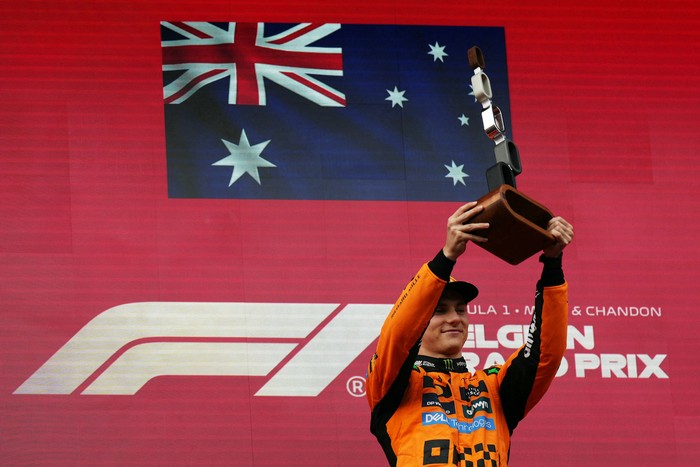 El australiano de McLaren, Oscar Piastri, tras ganar el Gran Premio de Bélgica de Fórmula 1 en el circuito de Spa-Francorchamps, en Spa, el 27 de julio de 2025. · Foto: Dimitar Dilkoff / AFP
