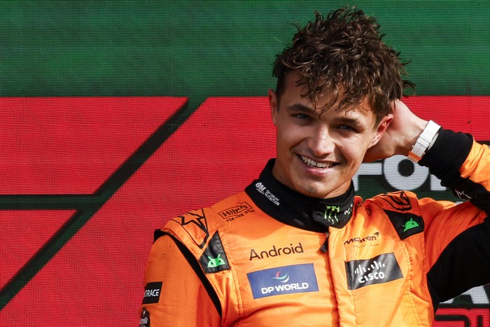 El piloto británico Lando Norris, el 25 de agosto, en el podio del Gran Premio de Países Bajos de Fórmula 1. · Foto: Simon Wohlfahrt, AFP