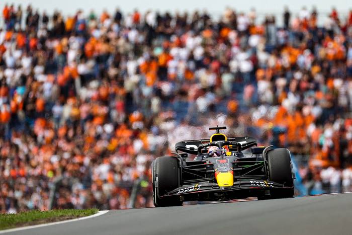 Max Verstappen, durante la primera sesión de entrenamientos libres antes del Gran Premio de Países Bajos, el 2 de setiembre, en el circuito de Zandvoort. · Foto: Kenzo Tribouillard / AFP