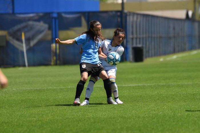 La jugadora de la selección uruguaya Belén Aquino y la de Boca Juniors Florencia Quiñones durante el partido jugado este jueves. Foto: Boca Juniors.