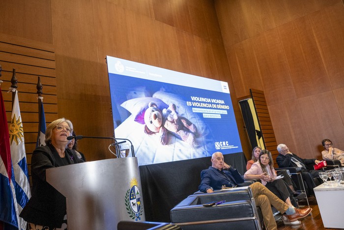 La directora de Inmujeres, Mónica Xavier, durante su oratoria, el 25 de noviembre, en el auditorio anexo de Torre Ejecutiva. · Foto: María Vivanco
