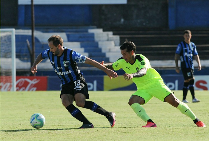 Jesús Trindade, de Peñarol y Hernán Figueredo, de Liverpool, el 26 de febrero, en el estadio Belvedere. · Foto: Federico Gutiérrez