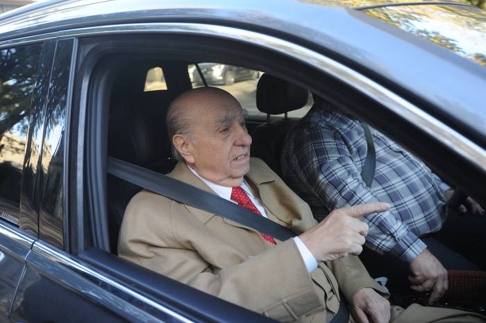 Julio María Sanguinetti, el 12 de mayo, ingresando a la residencia de Suárez, en Montevideo. · Foto: Federico Gutiérrez