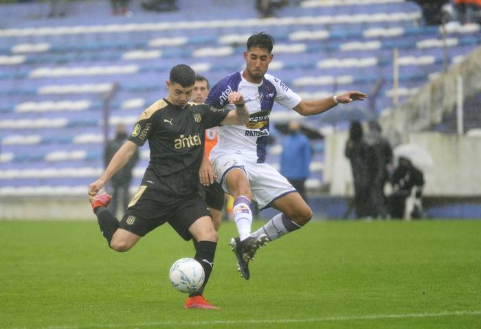 Agustín Álvarez Martínez, de Peñarol, y Andrés Schetino, de Fénix, en el Parque Capurro.  · Foto: Federico Gutiérrez