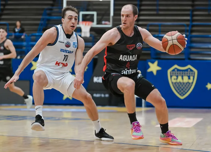 Lucas Rodríguez, de Minas Tenis Club, y Santiago Vidal, de Aguada, el 15 de enero de 2025, en el estadio Luis Conde, en Argentina. Foto: FIBA