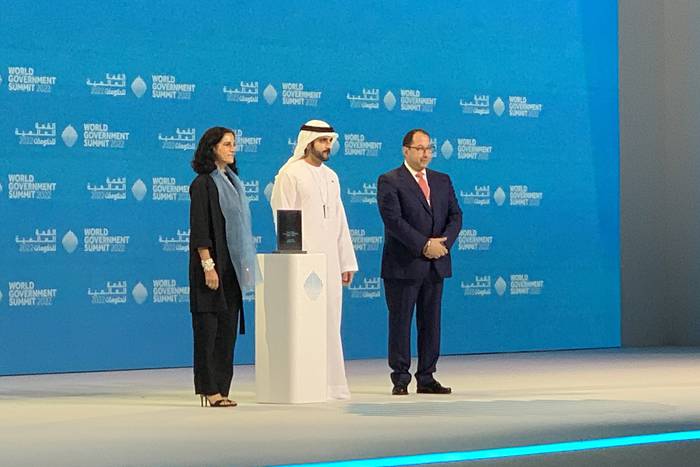 Azucena Arbeleche, recibe el premio a la mejor Ministra a nivel mundial, en la Cumbre de Gobierno Global, el 30 de marzo, en Dubai.