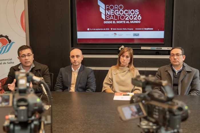 Darwin Monzón, Marcos Juayeck, Aline Bisio y Marcelo Argenzio, en el Centro Comercial de Salto, el 12 de agosto. · Foto: Franco Presentado
