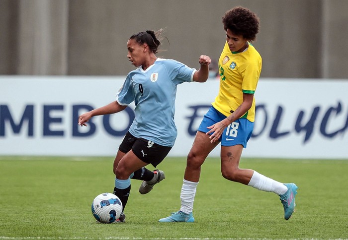 Uruguay ve avances lentos en su fútbol femenino, pese al interés