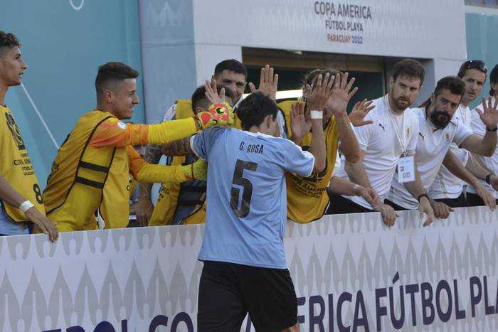 Gonzalo Rosa, tras convertir uno de los goles de Uruguay. Foto: @FutbolPlayaAUF