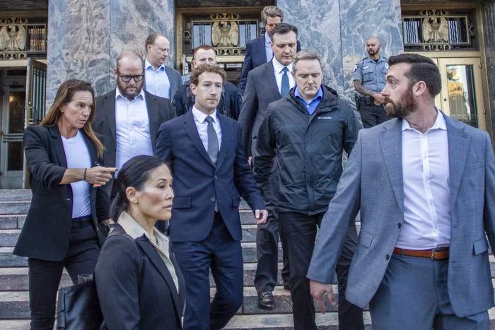 Mark Zuckerberg luego de declarar en el juicio sobre redes sociales, el 18 de febrero, en el Tribunal Superior de Los Ángeles. · Foto: Apu Gomez, AFP