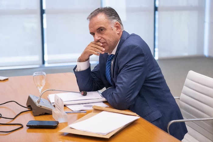 Yamandú Orsi durante el primer Consejo de Ministros del gobierno, el 25 de marzo, en Torre Ejecutiva. · Foto: Alessandro Maradei
