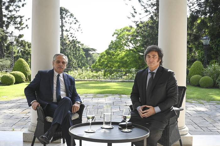 Alberto Fernández y Javier Milei, en la residencia presidencial de Olivos (21.11.2023). · Foto: María Eugenia Cerutti, Presidencia Argentina, AFP