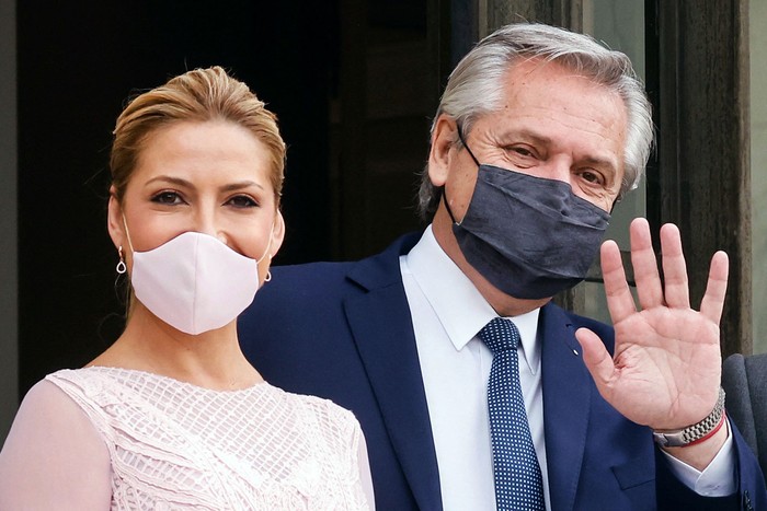 Fabiola Yáñez y Alberto Fernández, en la entrada del Palacio del Elíseo, en París (archivo, setiembre de 2021). · Foto: Ludovic Marin, AFP