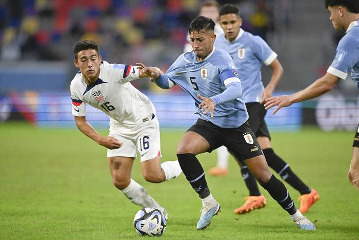Owen Wolff, de Estados Unidos, y Fabricio Díaz, de Uruguay,  el 4 de junio, durante el partido de cuartos de final del Mundial sub 20, en el estadio Madre de Ciudades, en Santiago del Estero. · Foto: Luis Robaya, AFP