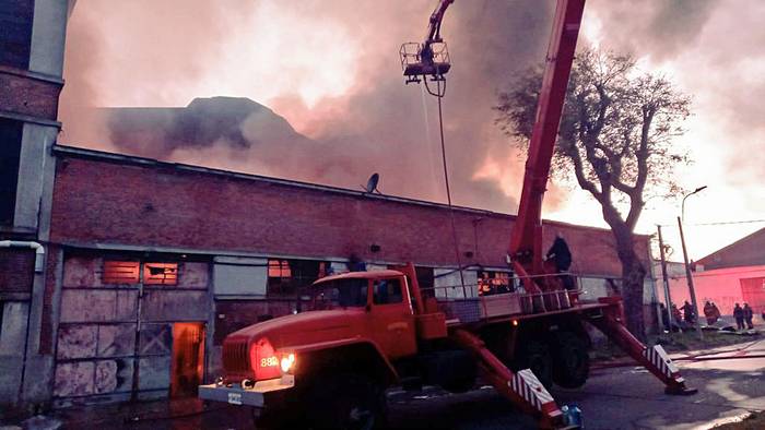 Incendio en depósito de la ex fábrica Bao, el 19 de setiembre, en José Mármol y Real, en La Teja. Foto: @DNdeBomberosUy