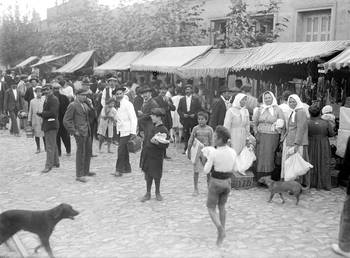 Feria de la calle Yaro, actual Tristán Narvaja, en el barrio Cordón (archivo, 1920). · Foto: Intendencia de Montevideo, sin datos de autor