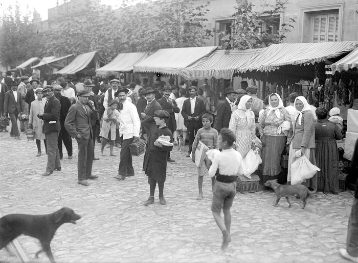 Feria de la calle Yaro, actual Tristán Narvaja, en el barrio Cordón. Foto: s/d de autor, Intendencia de Montevideo (archivo, 1920).