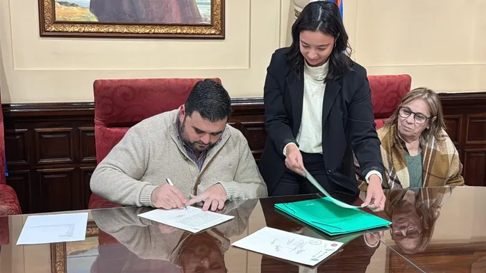 Nicolás Olivera el 6 de julio 2026 durante la firma. · Foto: Intendencia de Paysandú