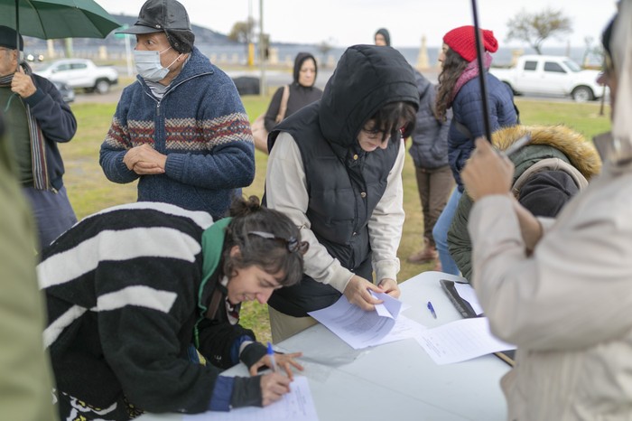 Movilización de vecinos en la Plaza de la Madre en Piriápolis. · Foto: Pablo Serrón