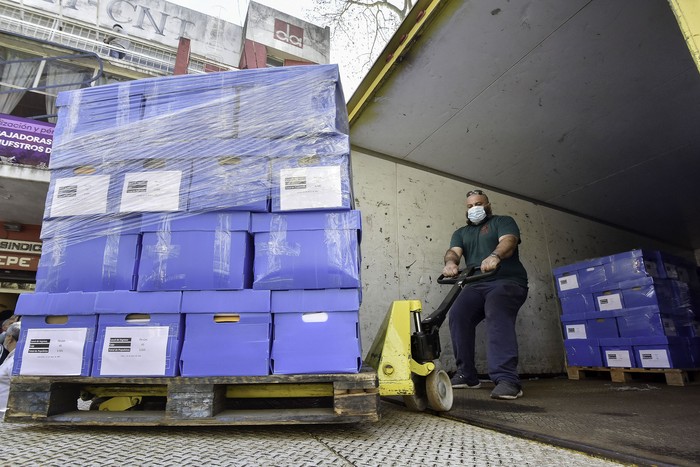 Camión con las firmas en la sede del PIT-CNT, para ser trasladadas a la Corte Electoral. · Foto: .