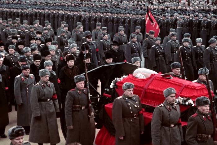 Foto principal del artículo 'Confianza en el plano: las elecciones narrativas de Sergei Loznitsa en State Funeral'