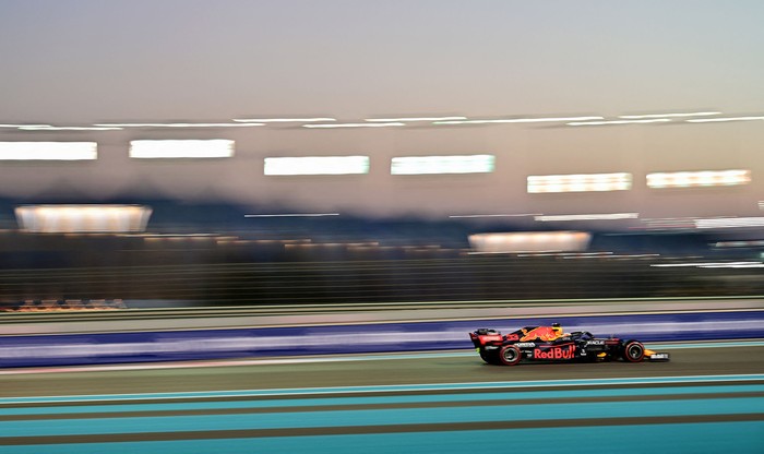 Max Verstappen, durante la segunda sesión de entrenamientos libres del Gran Premio de Fórmula 
1 de Abu Dhabi, el 10 de diciembre, en el circuito de Yas Marina. · Foto:  Andrej Isakovic