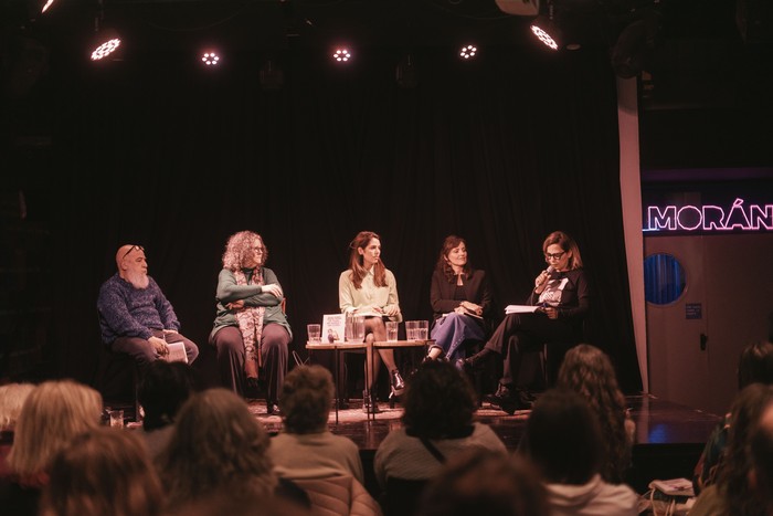 Presentación del libro Sin padre, sin marido y sin Estado. Feministas de las nuevas derechas; Pablo Semán, Diana Maffía, Melina Vázquez, Carolina Spataro y Alexandra Kohan. 
Foto: Julieta Bugacoff